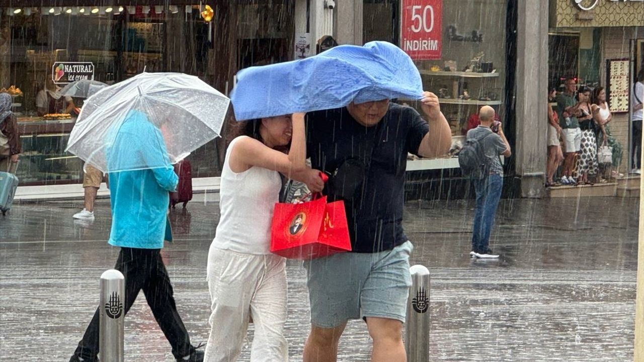 İstanbul'da Sağanak Yağış Hayatı Olumsuz Etkiledi