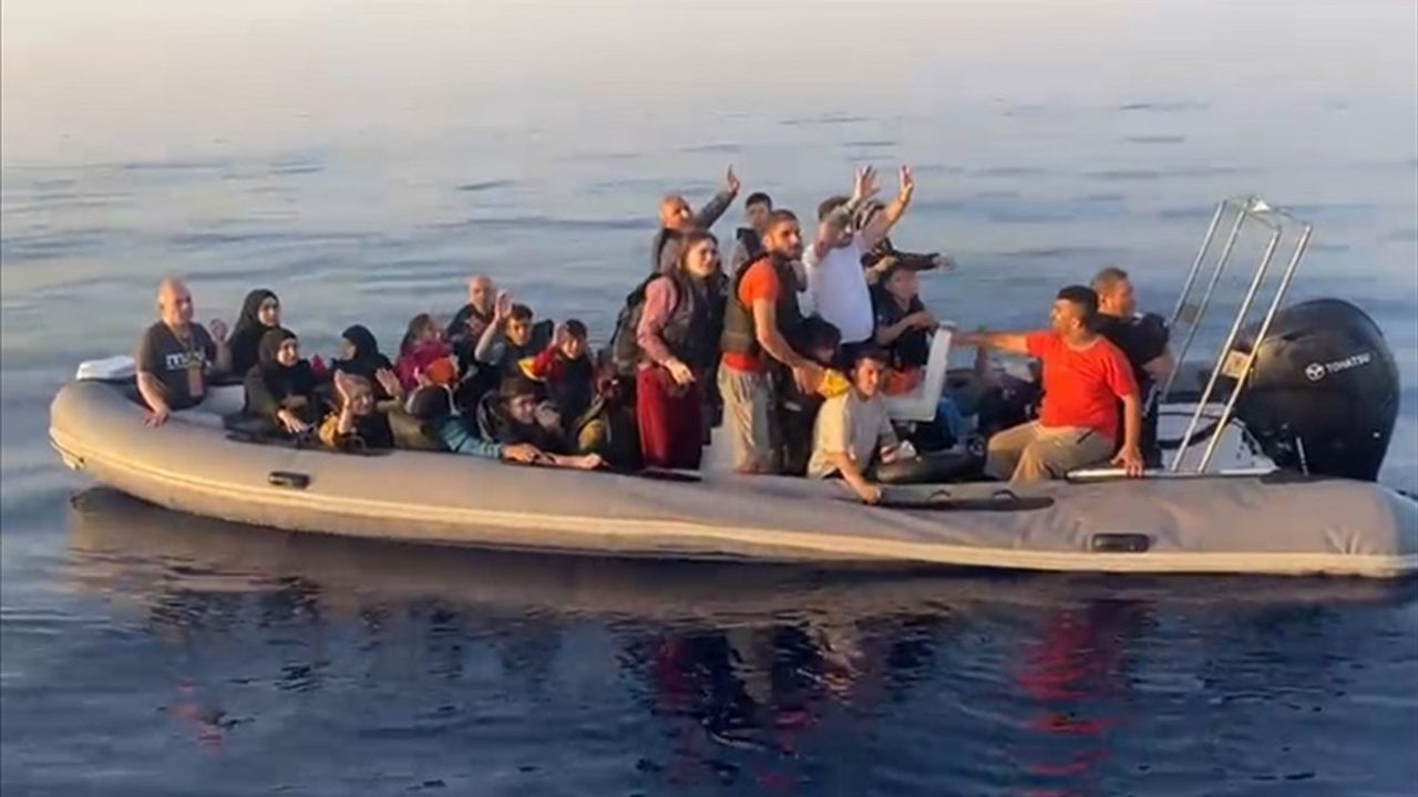 İzmir Açıklarında 115 Düzensiz Göçmen Yakalandı, 25’i Kurtarıldı — 3 Şüpheli Gözaltında