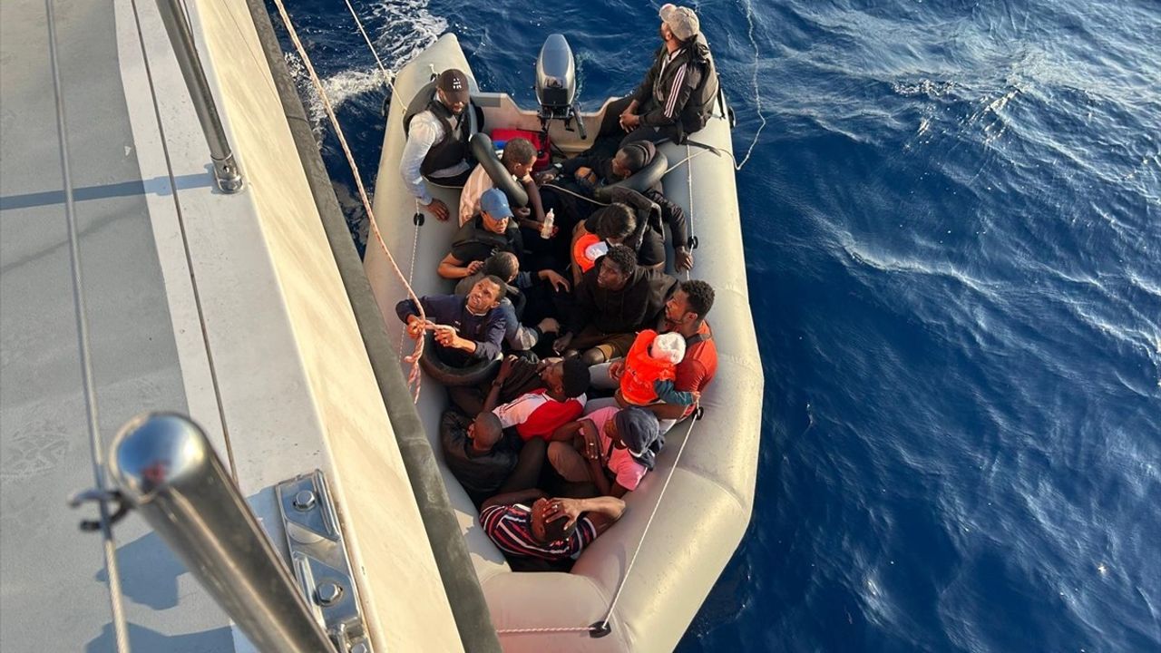 İzmir Açıklarında 18 Düzensiz Göçmen Kurtarıldı, 16'sı Yakalandı