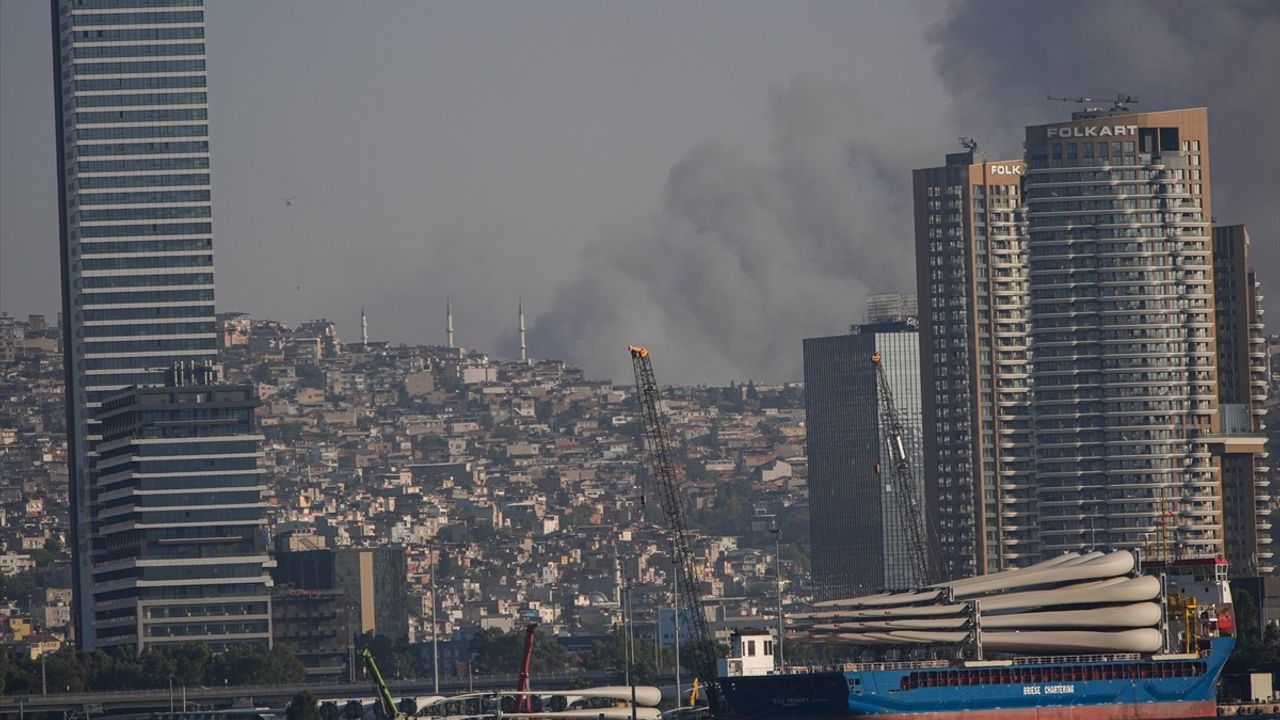 İzmir Buca'da minibüs yangını ormanlık alana sıçradı: Havadan ve karadan müdahale