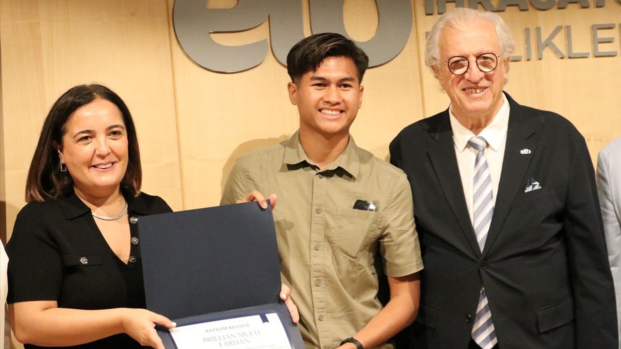 İzmir'de 27 Uluslararası Öğrenciye 'Ticaret Elçiliği' Eğitimi