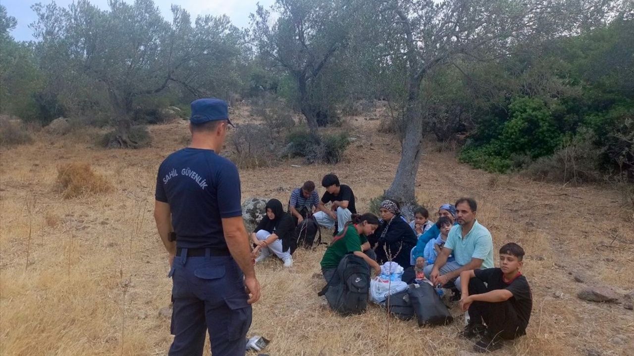 İzmir'de 28 Düzensiz Göçmen Kurtarıldı ve Yakalandı