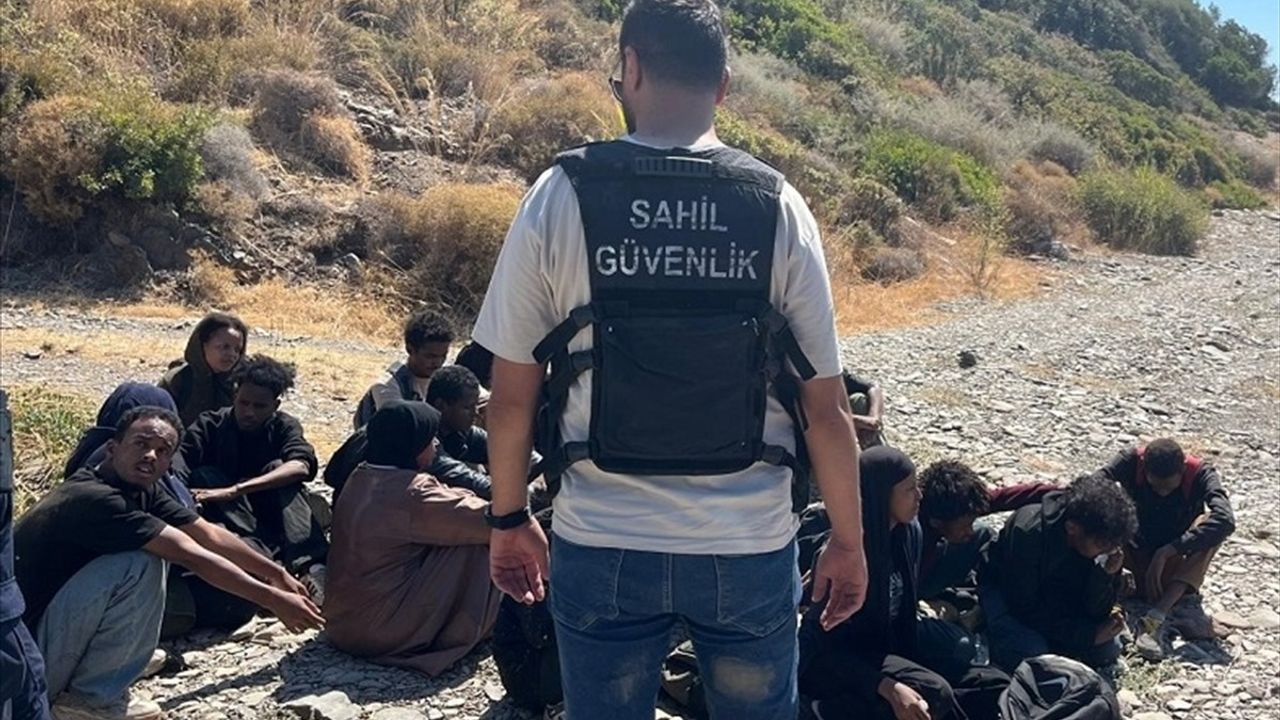 İzmir'de 47 Düzensiz Göçmen Yakalandı, 1 Şüpheli Gözaltında