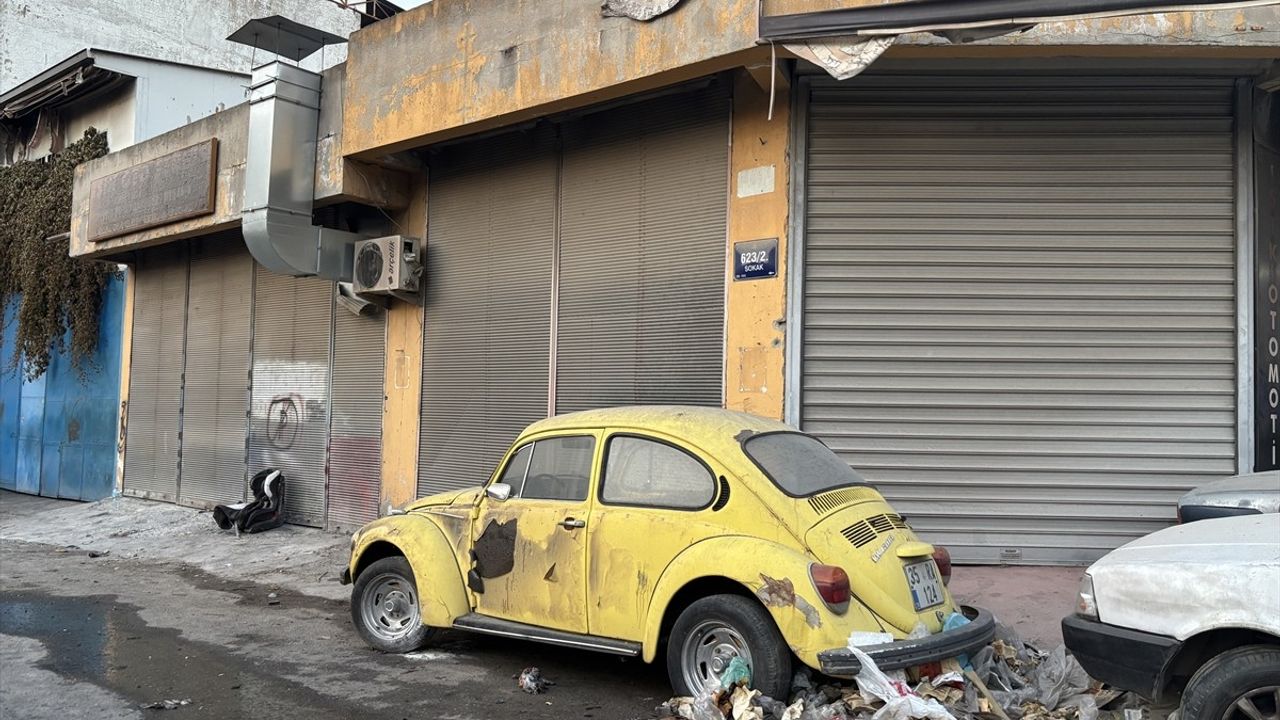 İzmir'de Çöp Alanında Yangın: 6 Araç Zarar Gördü