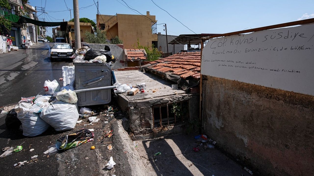 İzmir'de Çöp Krizi: Konak ve Buca'da Yığınlar ve Kötü Koku