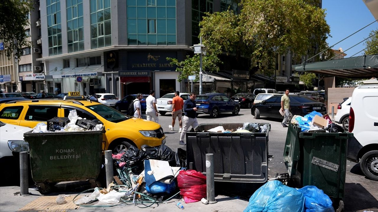 İzmir'de Çöp Yığınları ve Kötü Koku Tepkisi