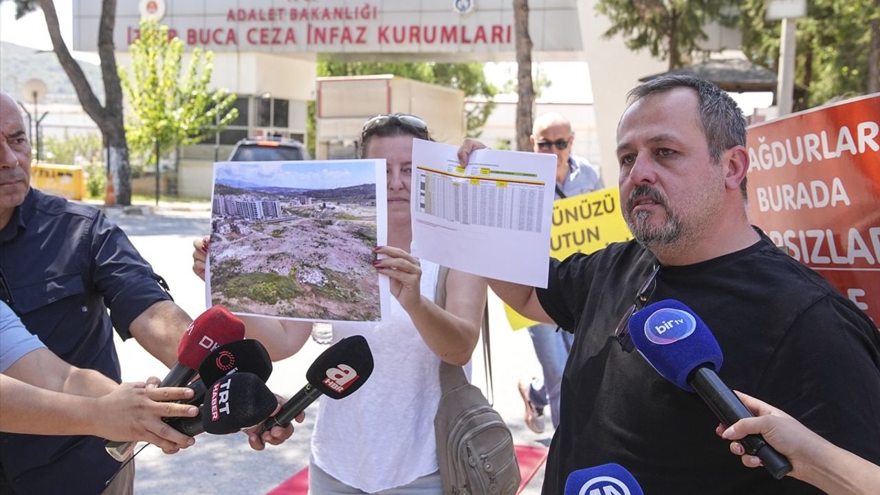 İzmir'de Kooperatif Mağdurlarından Cezaevi Önünde "Kırmızı Halı" Eylemi