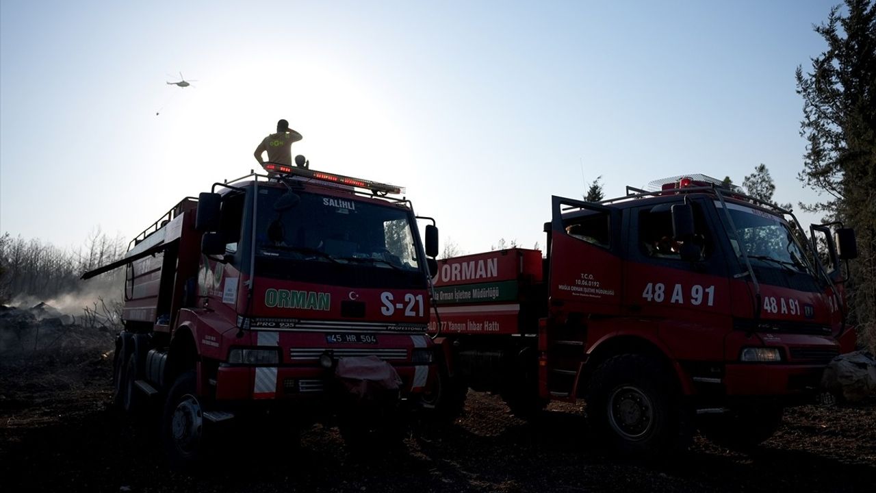 İzmir'de Minibüs Yangını Ormana Sıçradı: Buca ve Gaziemir'de Yerleşimler Tehlikede