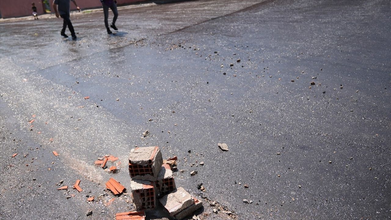 İzmir'de Patlayan Su Borusuna Tepki: İki Gün Boşa Akan Su