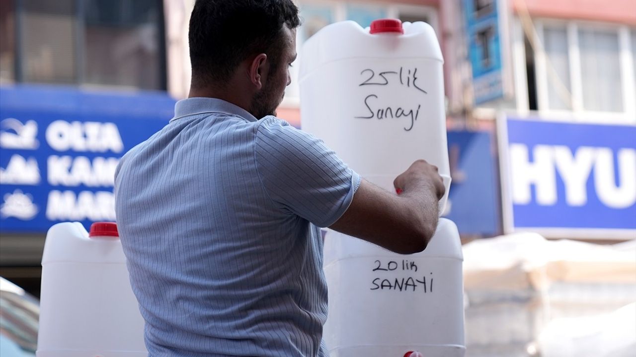 İzmir'de Su Kesintileri Bidon Satışlarını Patlattı