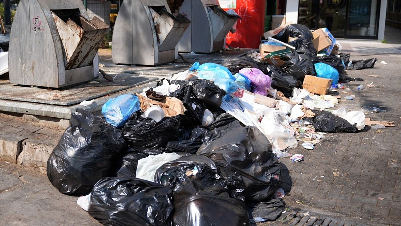 İzmir Karşıyaka'da Çöp Sorunu Büyüyor: Vatandaşlar Tepkili