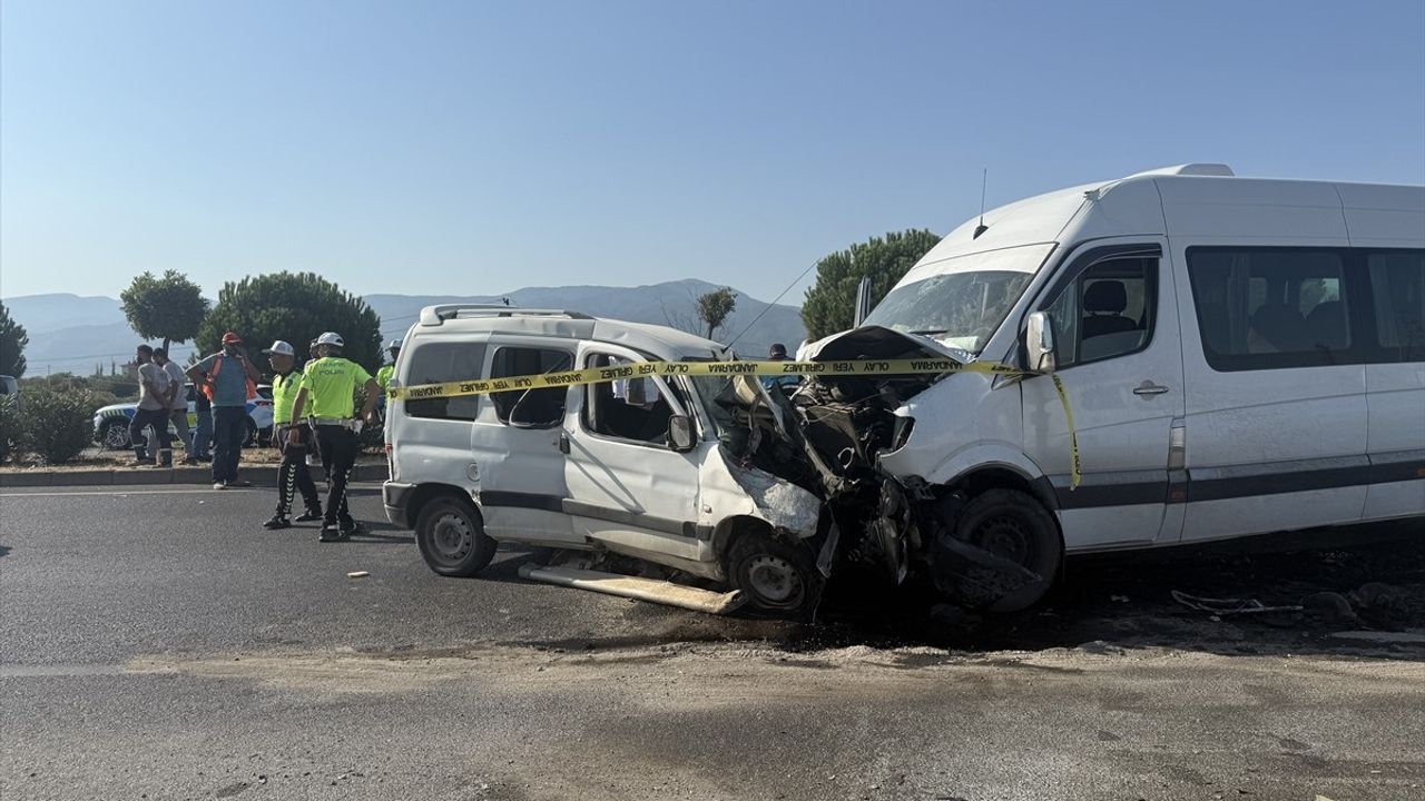 İzmir Kemalpaşa'da servis minibüsüyle hafif ticari çarpıştı: 1 ölü, 12 yaralı