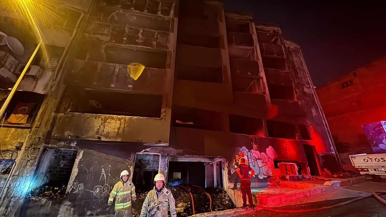 İzmir Konak'ta 5 Katlı Metruk Binada Yangın Söndürüldü