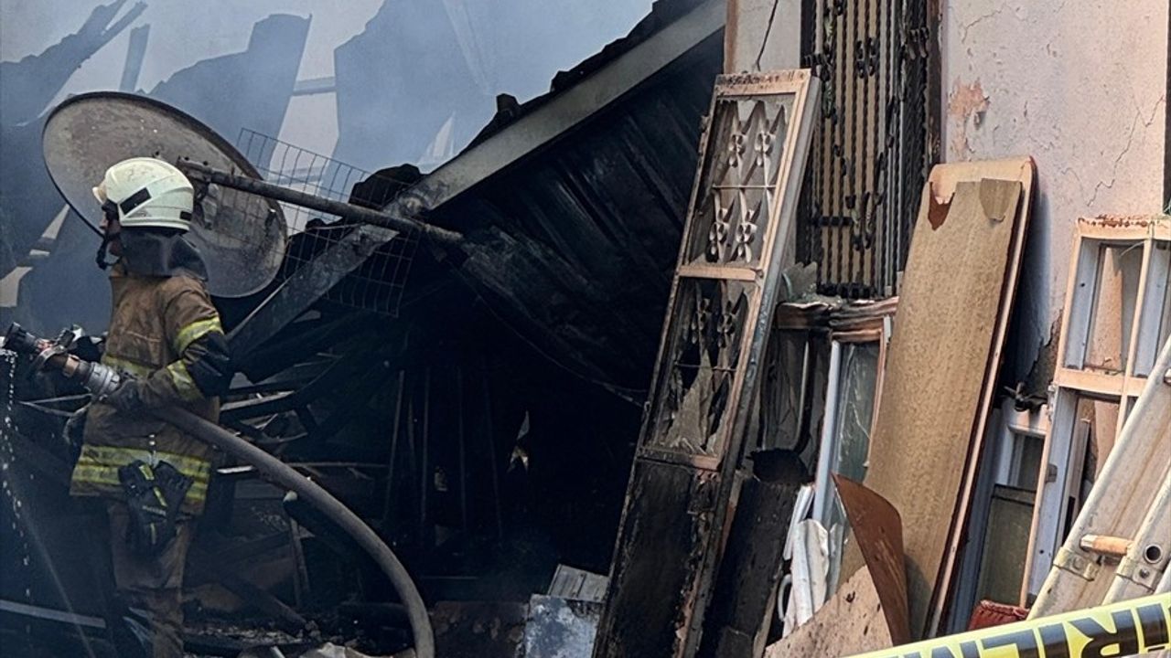 İzmir Konak'ta Ev Yangını 2 Eve Sıçradı — İtfaiye Müdahalesi Devam Ediyor