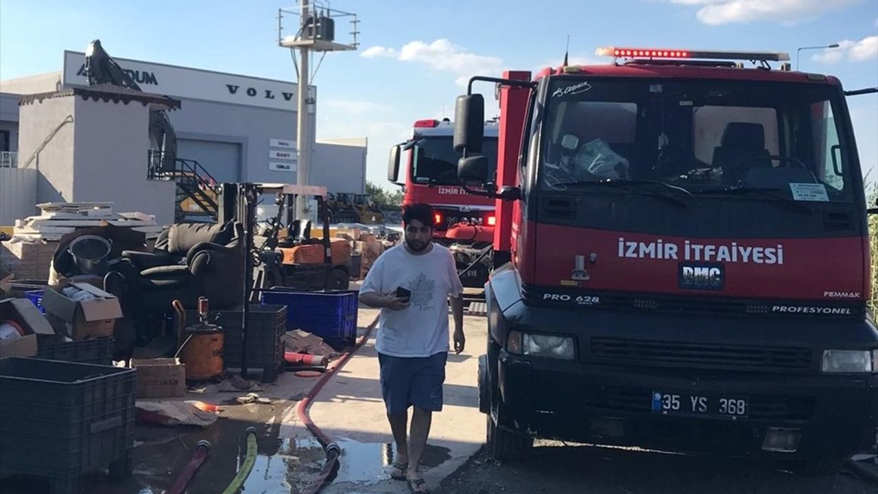 İzmir Menemen'de Fabrika Yangını Otluk Alana Sıçradı, Söndürüldü