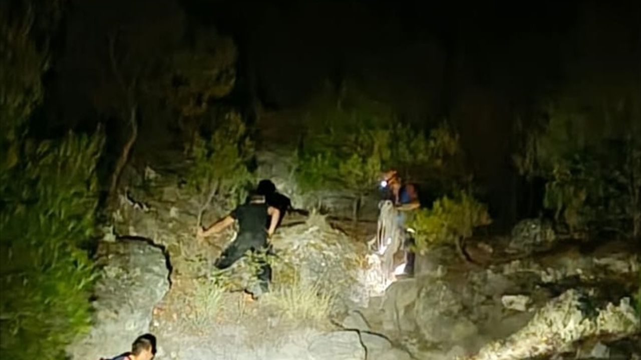 İzmir Nazarköy'de kayalıklarda mahsur kalan 3 genç kurtarıldı
