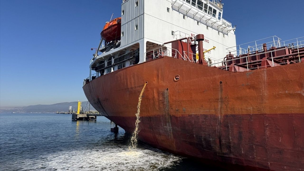 İzmit Körfezi'nde Kirli Balast Deşarjı: Gemi Hakkında Yasal İşlem Başlatıldı