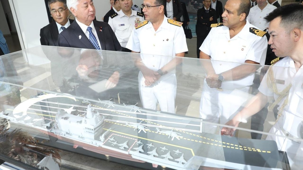Japonya Savunma Bakanı Nakatani Gen İstanbul Tersanesi Komutanlığını Ziyaret Etti