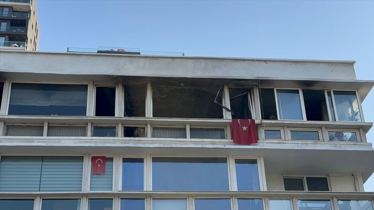 Kadıköy'de 4. Kat Dairesinde Yangın Söndürüldü
