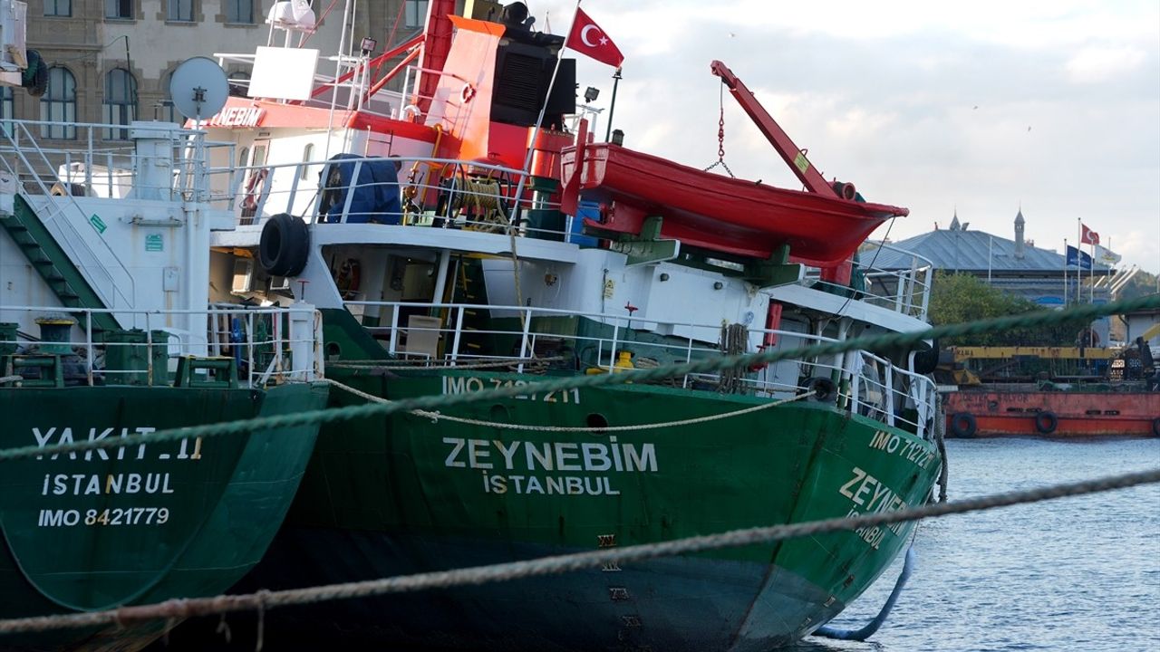 Kadıköy'de Demirli "Zeynebim İstanbul" Gemisinde Yangın Söndürüldü