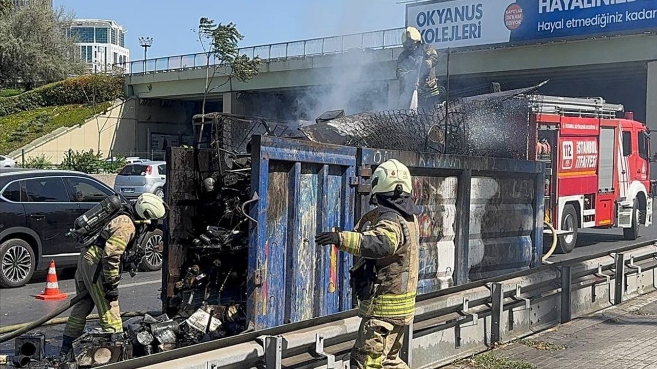 Kadıköy'de Hurda Yüklü Kamyonetin Dorsesi Alev Aldı