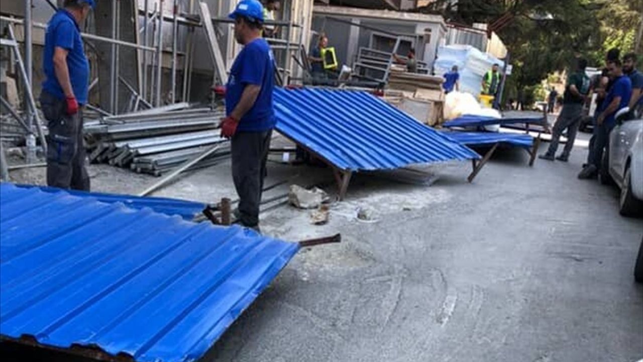 Kadıköy'de Rüzgarın Savurduğu Demir Pano, Yürüyen Kadını Yaraladı