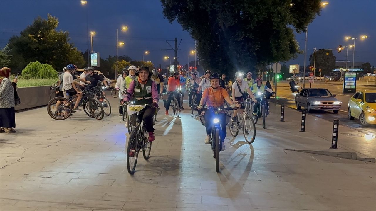 Kadın Bisikletçiler Orman Yangınlarına Dikkat Çekmek İçin Pedal Çevirdi