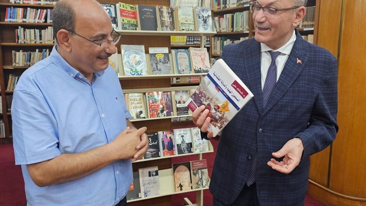 Kahire Büyükelçisi Salih Mutlu Şen, Büyük Kahire Kütüphanesi'ne 16 Kitap Hediye Etti