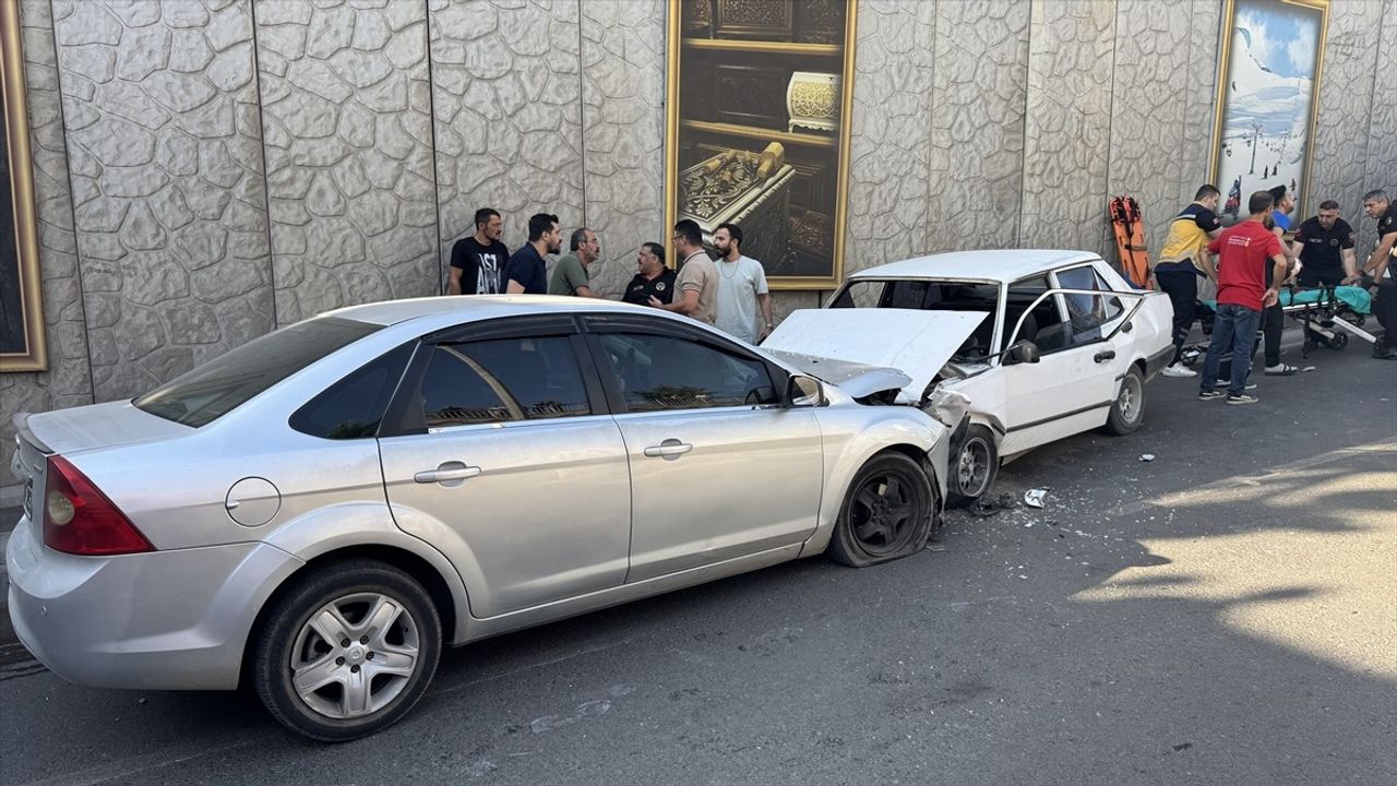 Kahramanmaraş Onikişubat'ta İki Otomobil Çarpıştı — 3 Yaralı (1 Ağır)