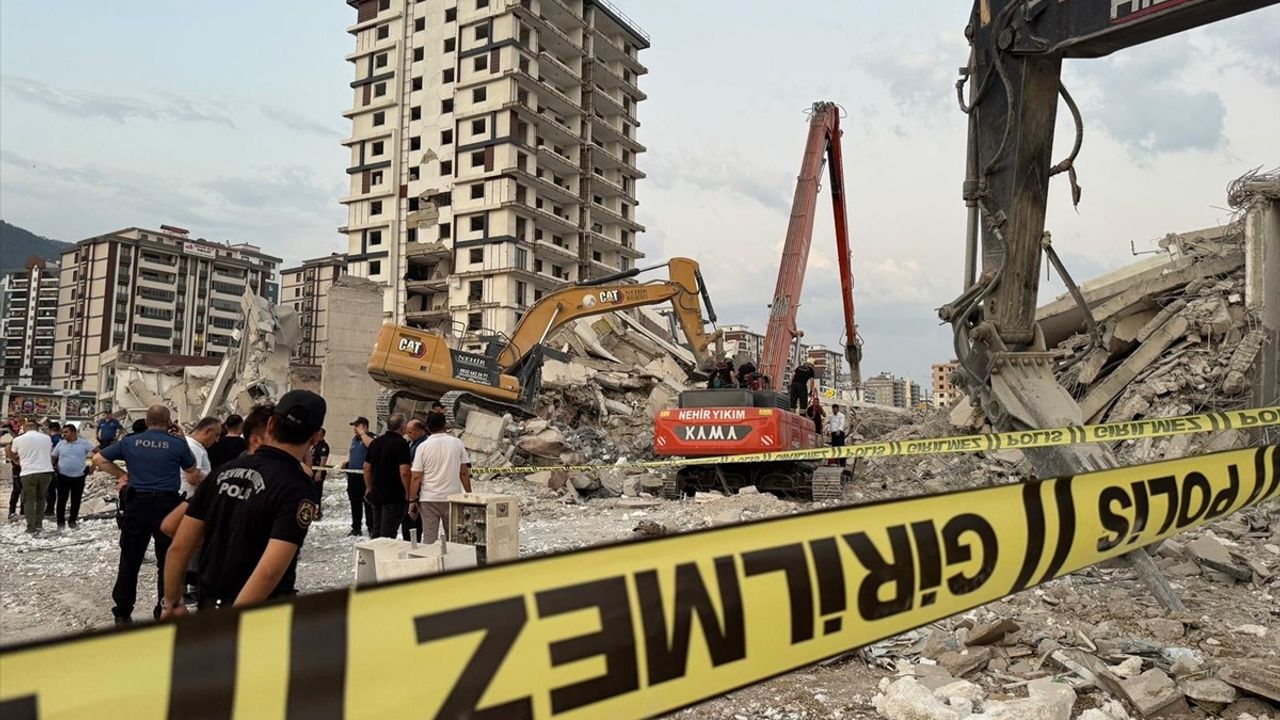 Kahramanmaraş'ta Yıkım Esnasında Bina İş Makinesinin Üzerine Devrildi