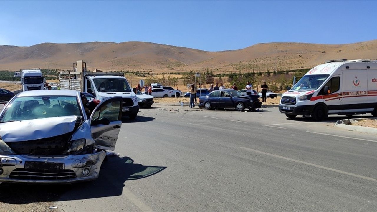 Kahramanmaraş'ta Zincirleme Trafik Kazası: 1 Ölü, 8 Yaralı