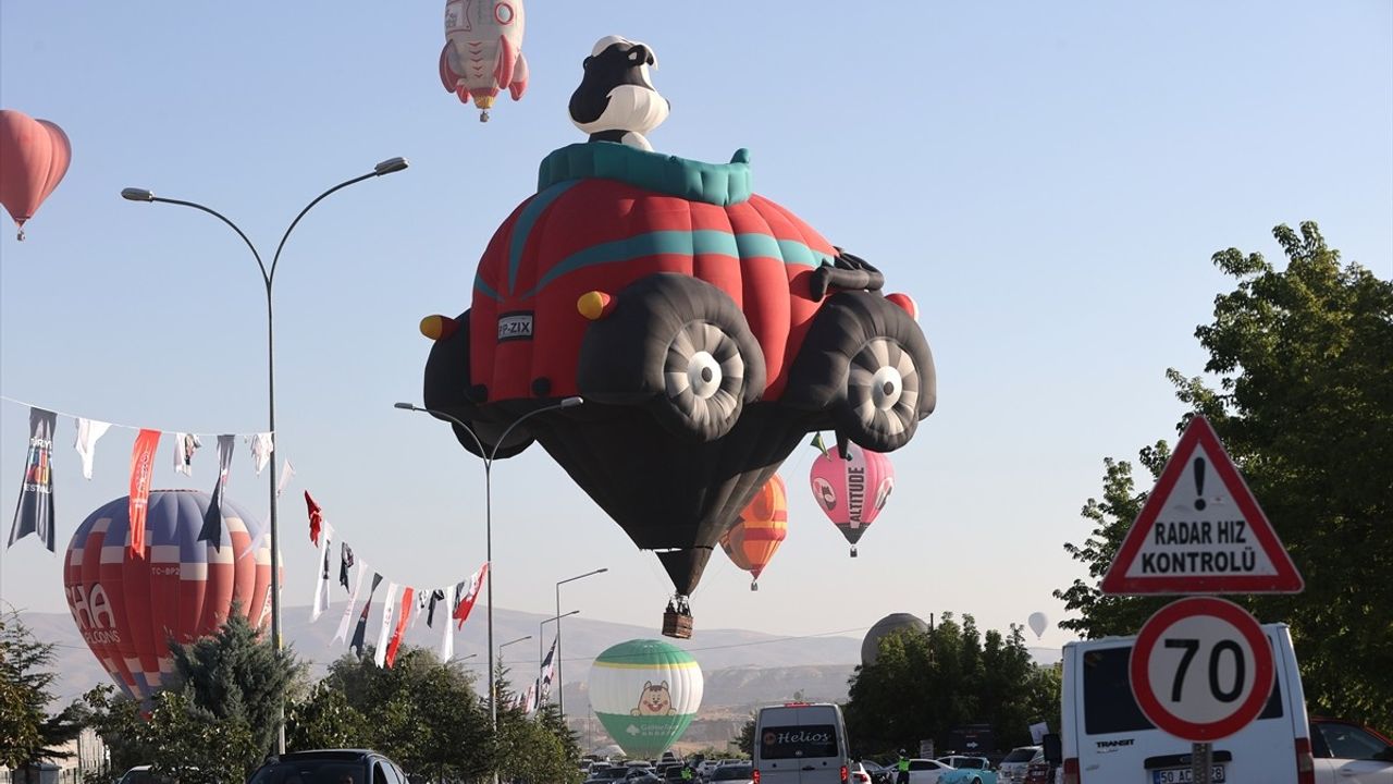Kapadokya'da Renkli Figürlü Sıcak Hava Balonları Gösterisi