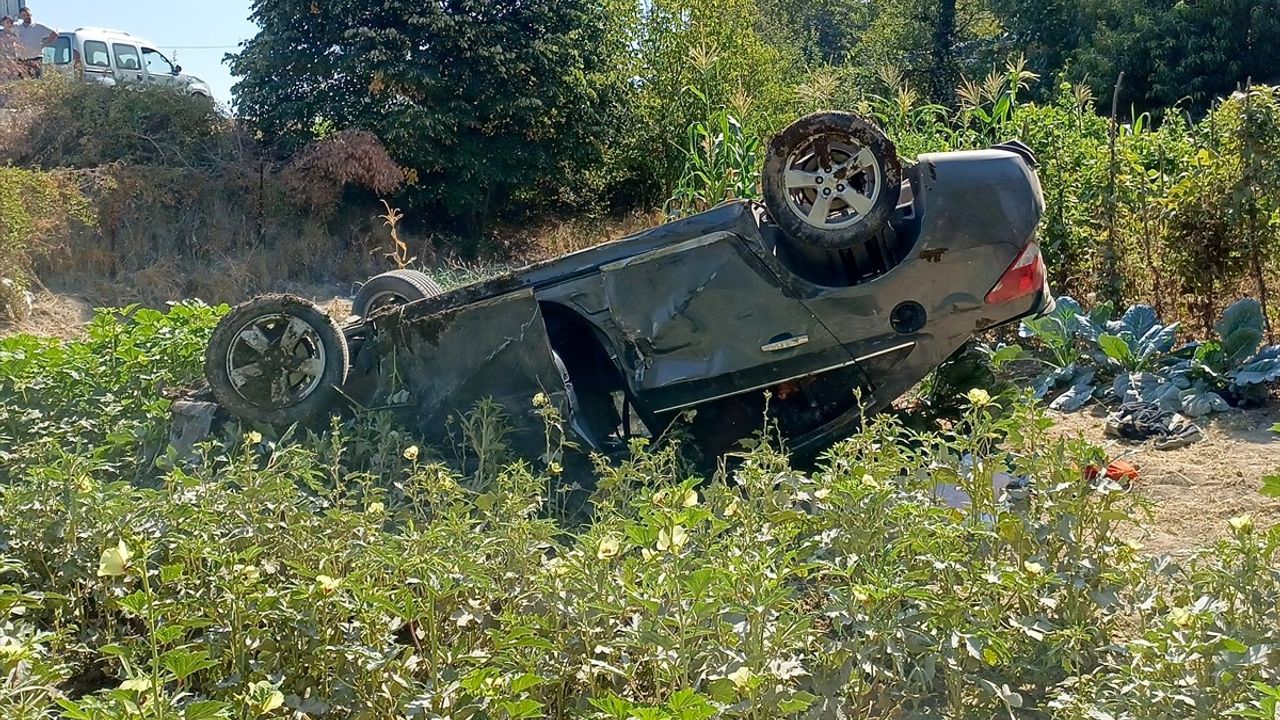 Karabük'te İki Otomobil Çarpıştı: Araç Bahçeye Devrildi, 3 Yaralı