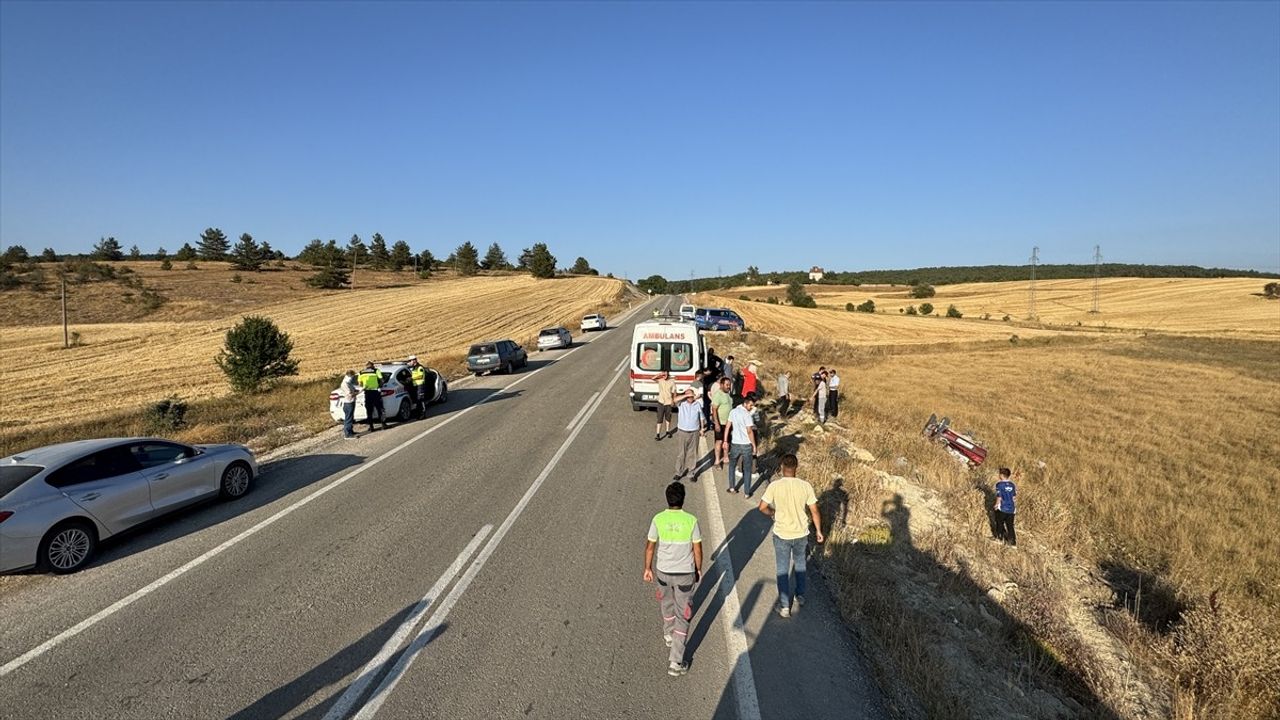 Karabük'te Tarlaya Devrilen Otomobilde 5 Kişi Yaralandı