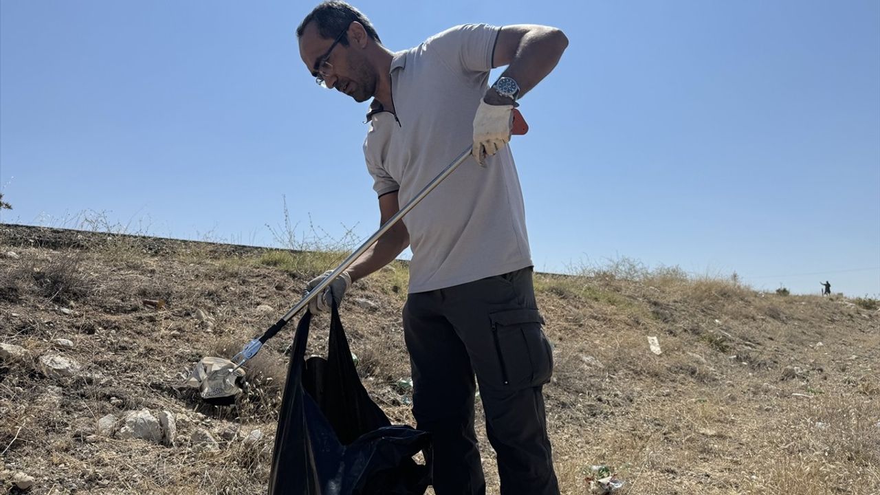 Karaman'da Akademisyen Temiz Çevre İçin Çöp Topladı