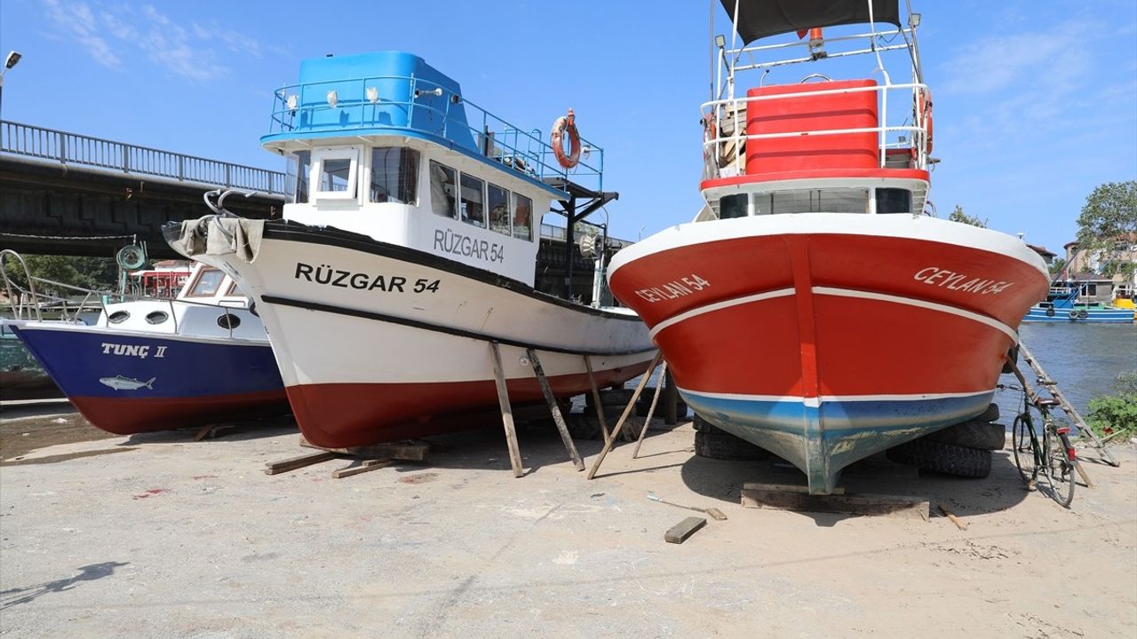 Karasu'da Balıkçılar Erken Palamut Sezonuna Rüzgar Engeliyle Başlayamadı