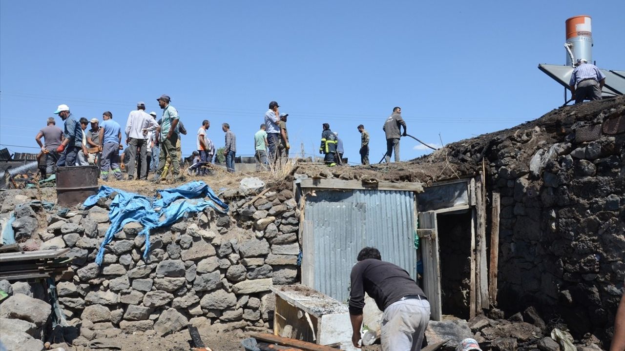 Kars'ın Sarıkamış'ta Yangın: 1 Ev, 2 Samanlık ve 1 Ahır Kullanılamaz Hale Geldi