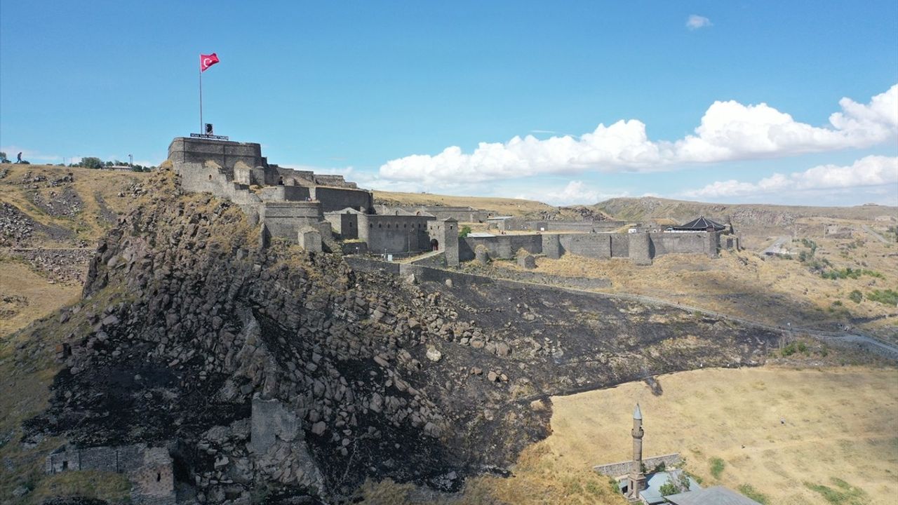 Kars Kalesi Eteklerindeki Anız Yangını Kontrol Altına Alındı
