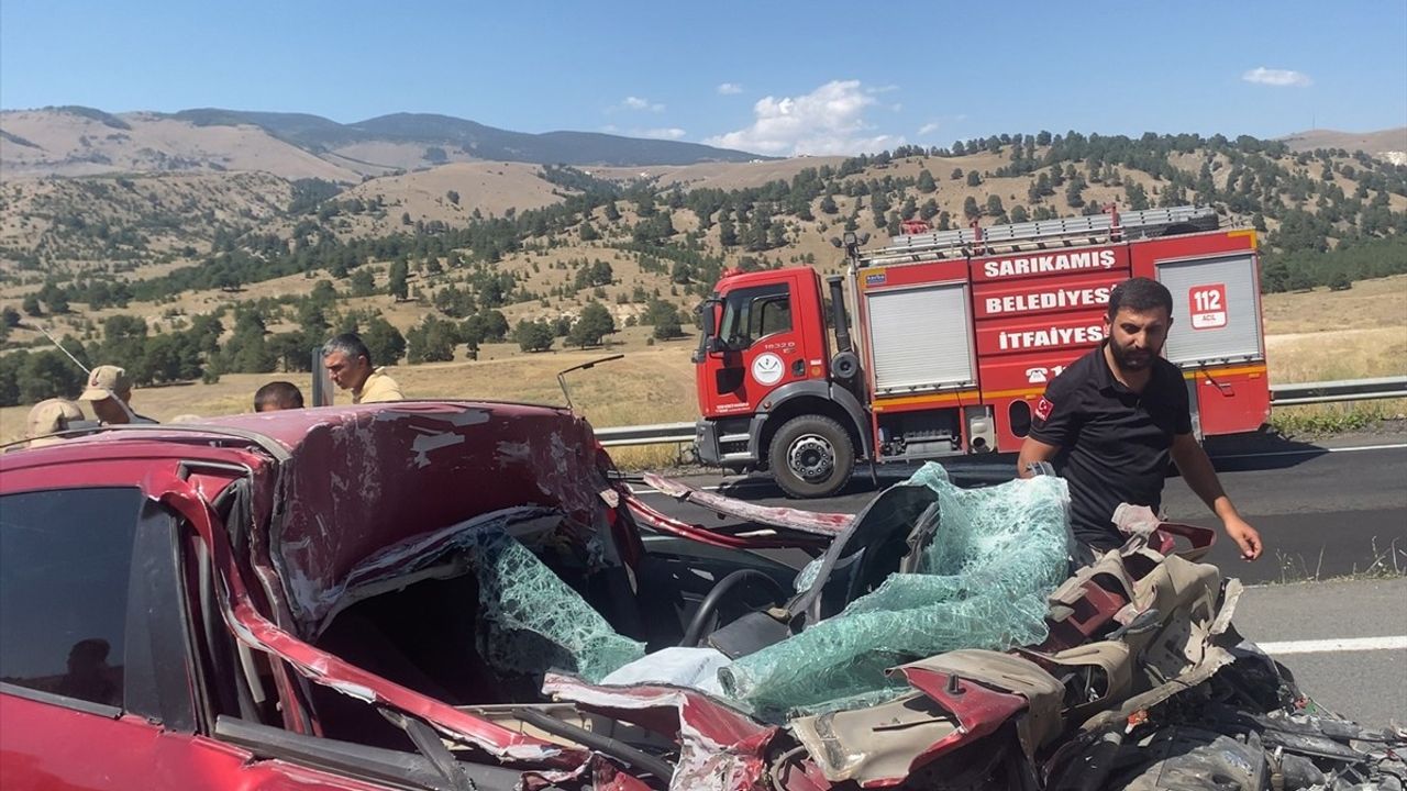 Kars Sarıkamış'ta Trafik Kazası: Otomobil Tıra Çarptı, Sürücü Yaralandı