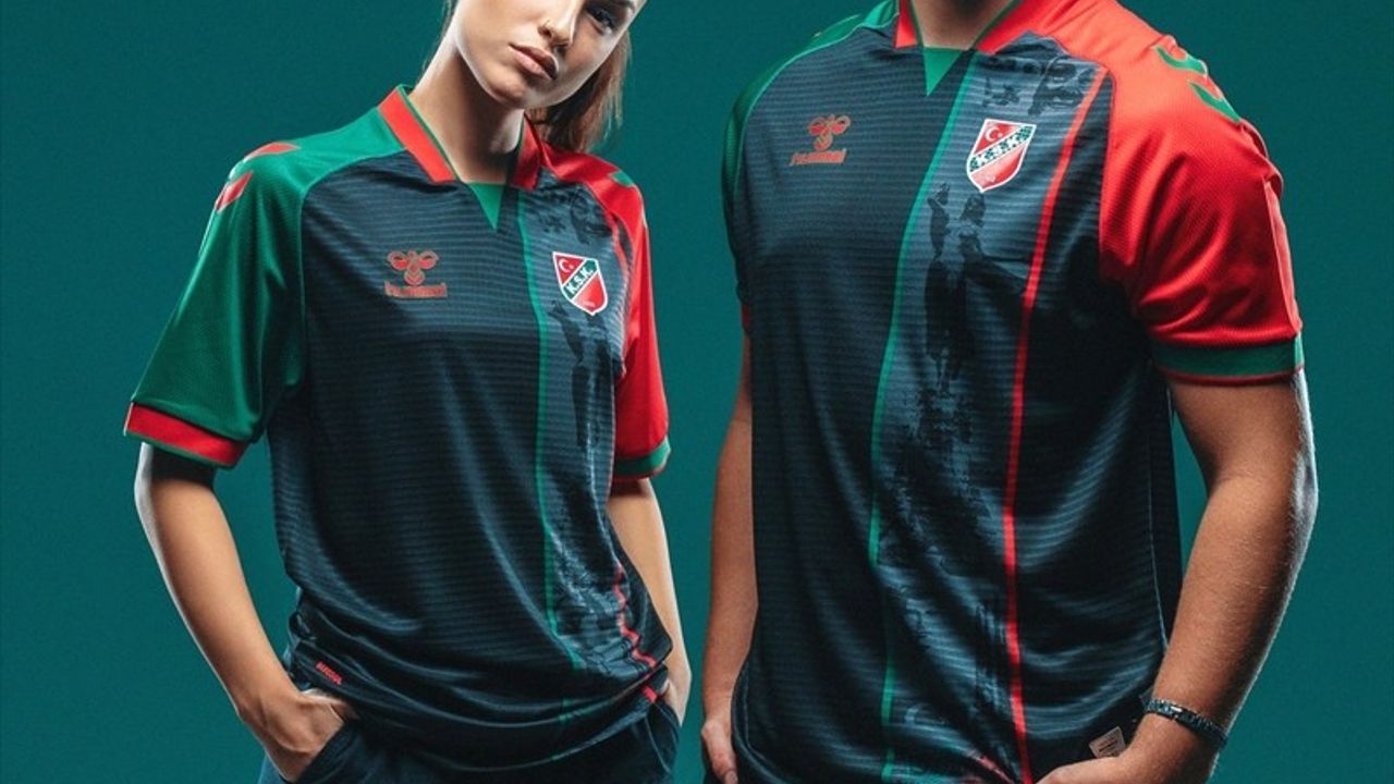 Karşıyaka'dan "Atatürk ve Zübeyde Hanım" Temalı Forma