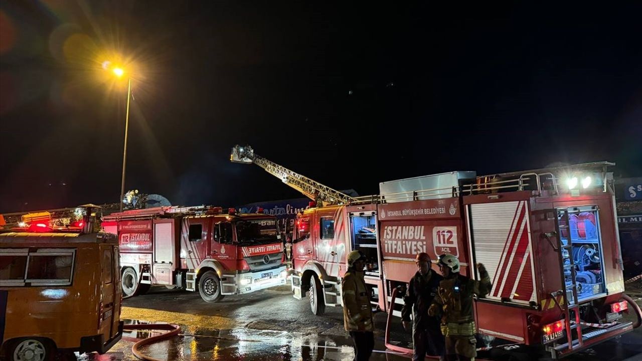 Kartal Balıkçı Barınağındaki Yangın Kontrol Altına Alındı