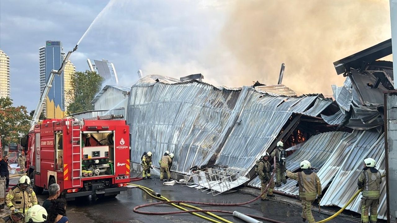 Kartal'da İş Yerinde Yangın: İtfaiye Ekipleri Müdahale Ediyor