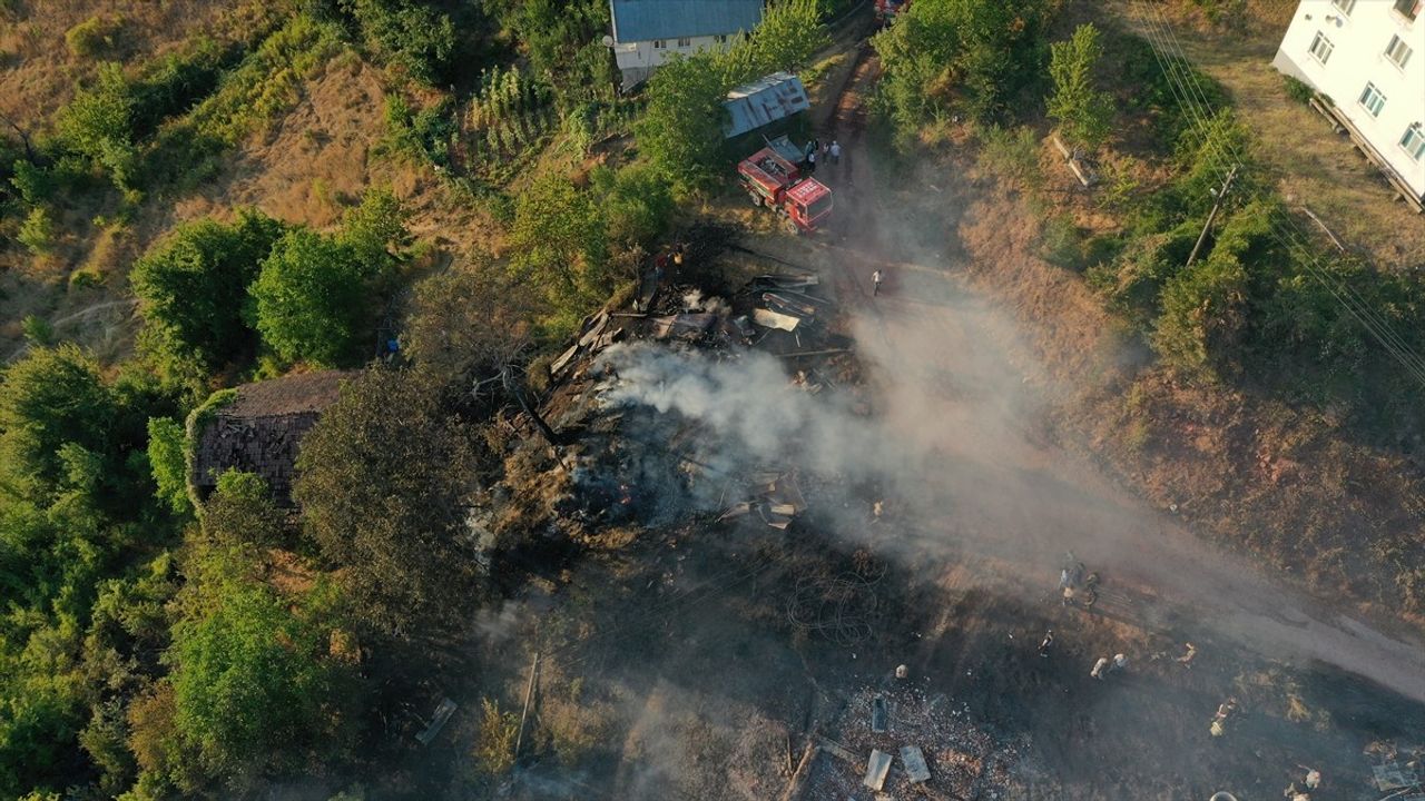 Kastamonu Azdavay'da Yangın: 6 Samanlık ve Otomobil Kullanılamaz Hale Geldi