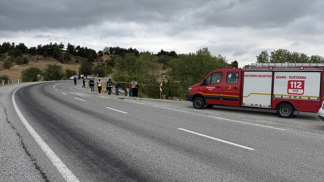 Kastamonu'da Hafriyat Kamyonu ile Otomobil Çarpıştı: 15 Yaşındaki Çocuk Öldü