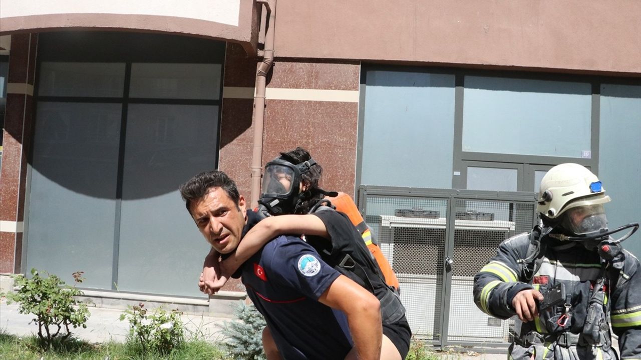 Kayseri'de 14 Katlı Apartmanda Yangın: 8 Kişi Dumandan Etkilendi
