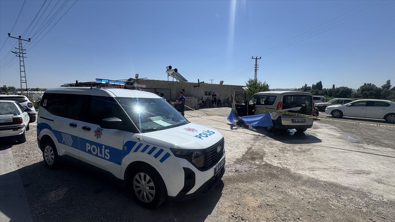 Kayseri'de Hafif Ticari Araç 1,5 Yaşındaki Kız Çocuğuna Çarptı, Hayatını Kaybetti