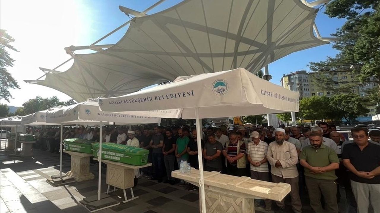 Kayseri'de Kocası Tarafından Öldürülen Kadının Cenazesi Defnedildi