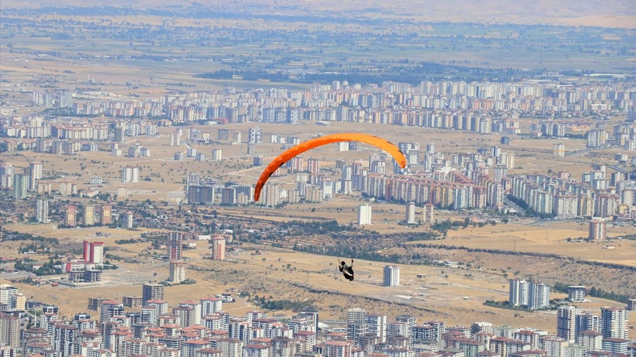 Kayseri'de Türkiye Yamaç Paraşütü Şampiyonası Devam Ediyor