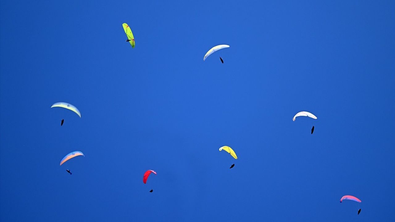 Kayseri'de Türkiye Yamaç Paraşütü Şampiyonası ve Dünya Kupası Ön Eleme Şampiyonası Başladı