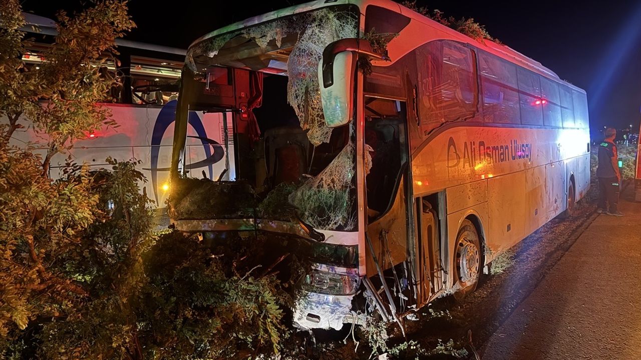 Kayseri'de Yolcu Otobüsü Refüjdeki Ağaçlara Çarptı: 1 Ölü, 13 Yaralı